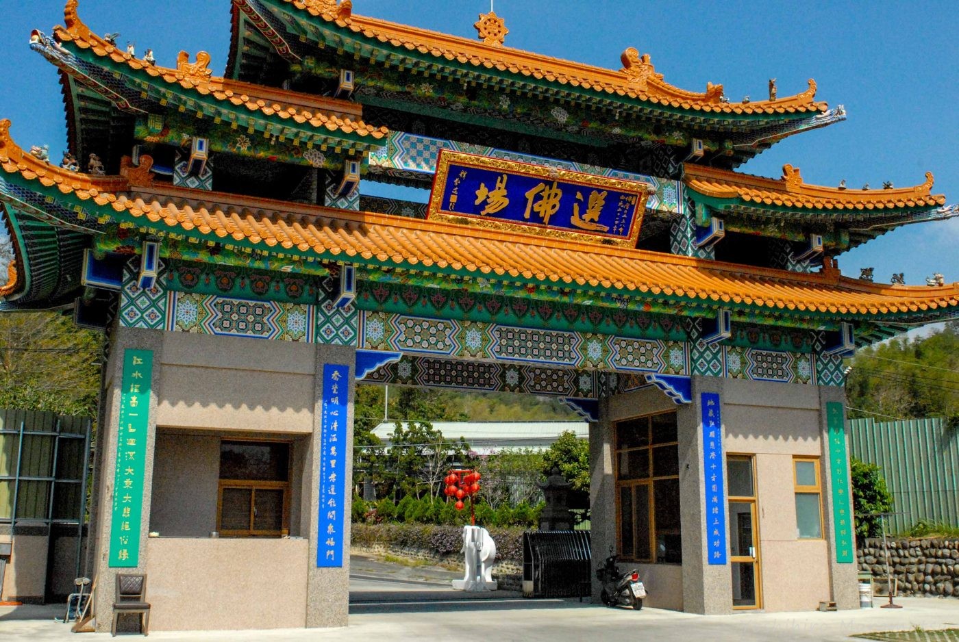 台湾のお寺の入り口